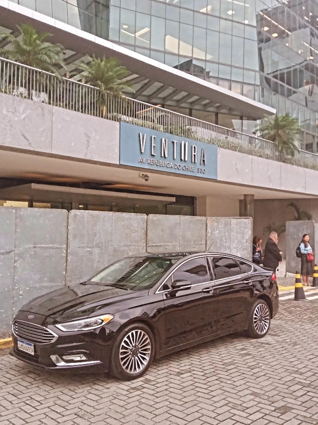 Ford Fusion em frente ao Ventura Corporate Towers