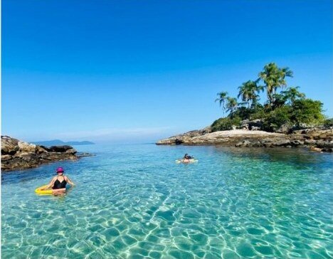 Águas cristalinas de Angra dos Reis